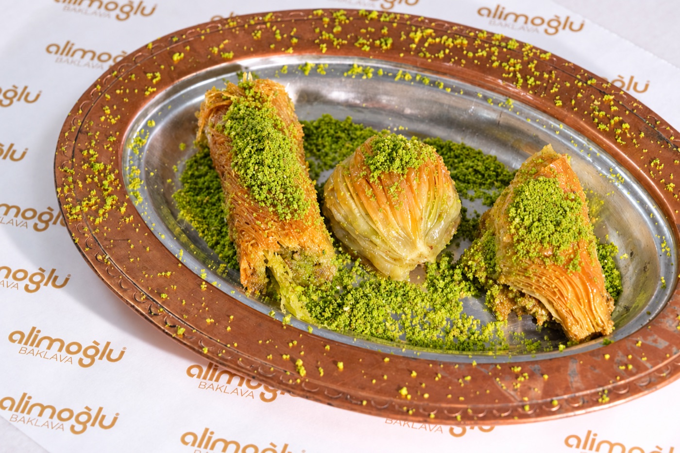 Bakır tabakta midye baklava, üçgen baklava ve kadayıf