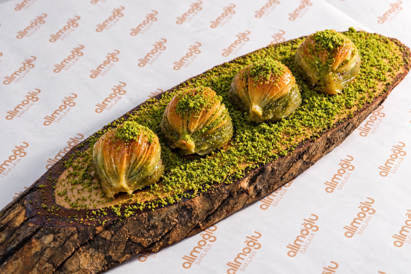 Ahşap sunum üzerinde Alimoğlu midye baklava
