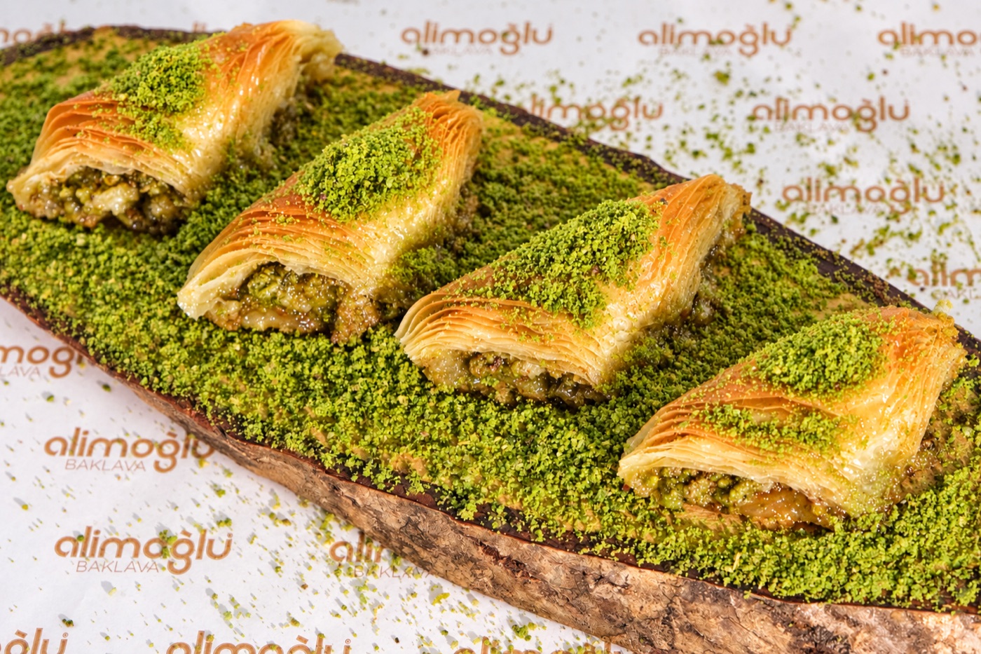 Fıstıklı üçgen baklava sunumu